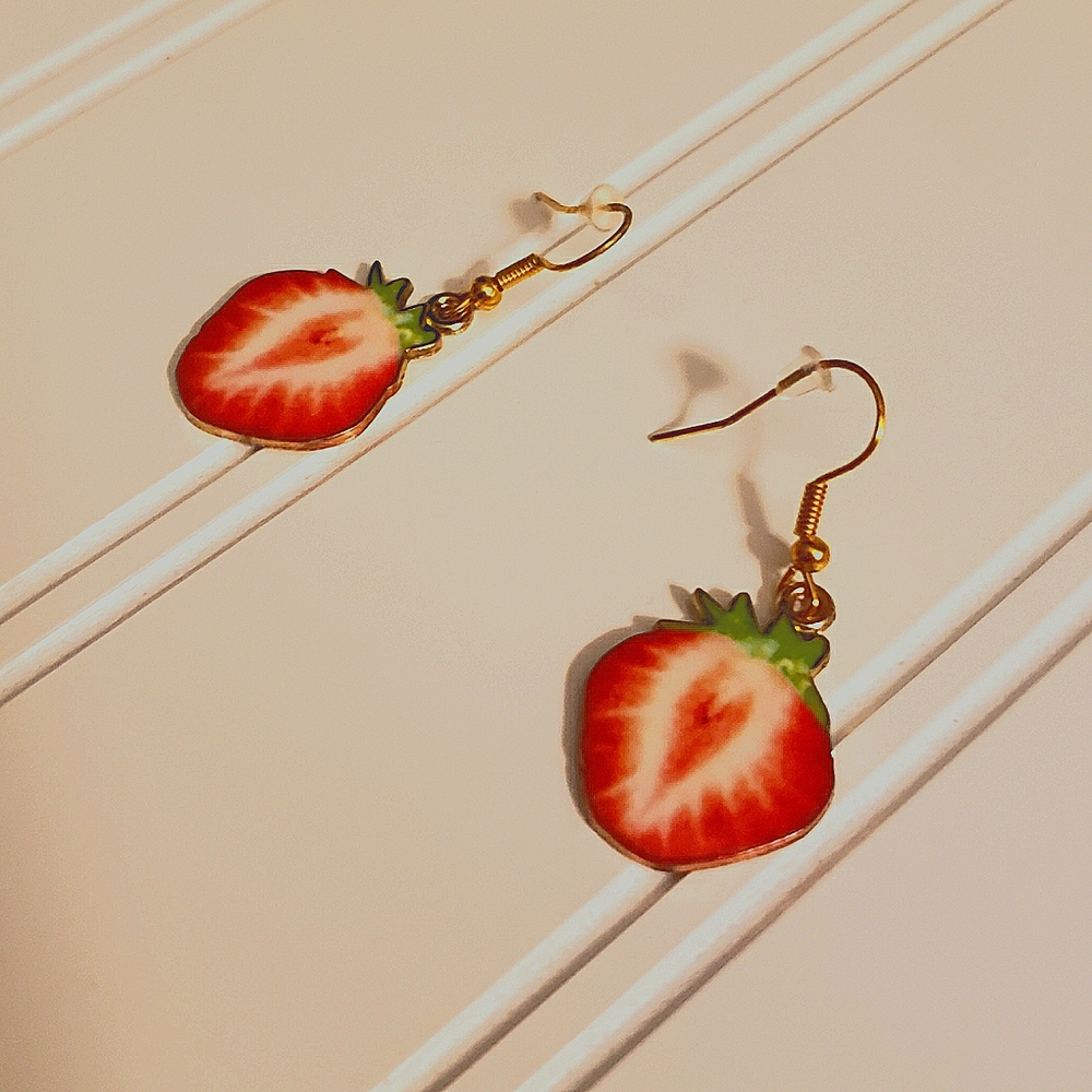 🍓🍓 Sliced strawberry fruit dangle earrings!